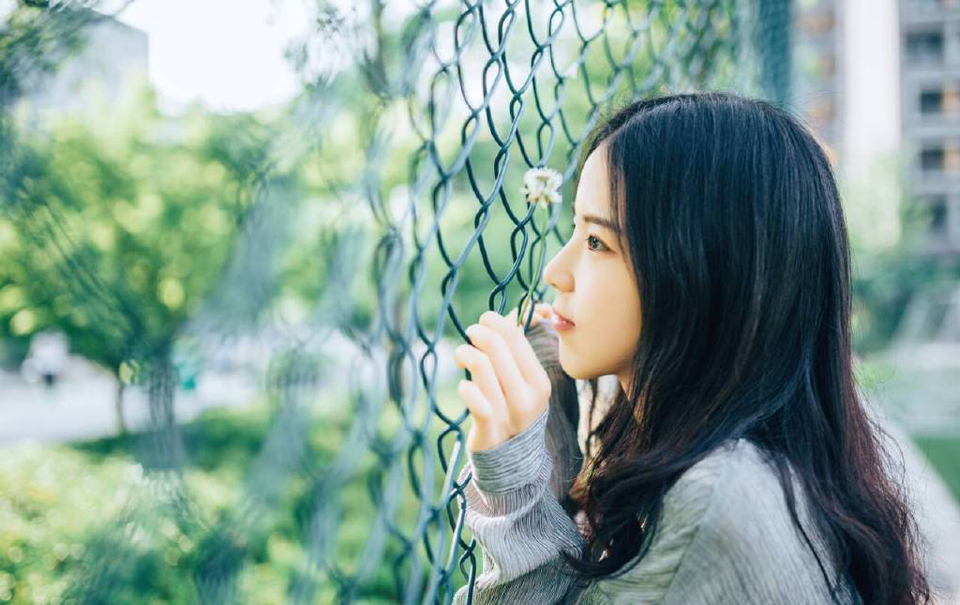 “夫君当以国事为重，妾身怎敢相怪？夫君且先休息，妾身先告退了。”美妇微笑着摇头道。